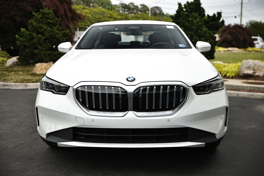 New 2027 Mineral White Metallic BMW 530i xDrive image 13