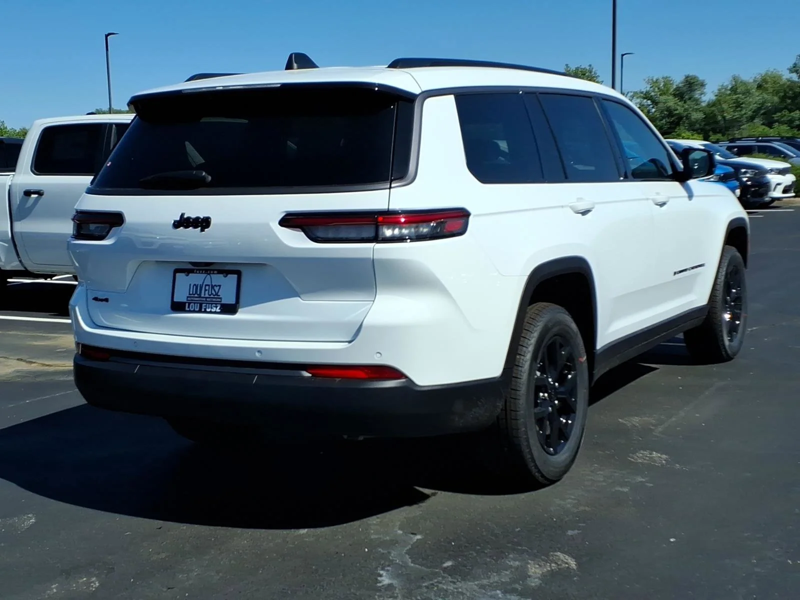 New 2026 Bright White Clear-Coat Exterior Paint Jeep Laredo image 17