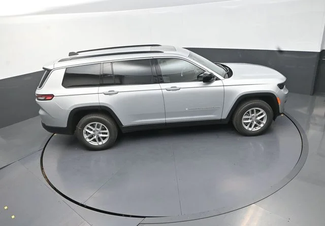 New 2026 Silver Zynith Exterior Paint Jeep Laredo image 18