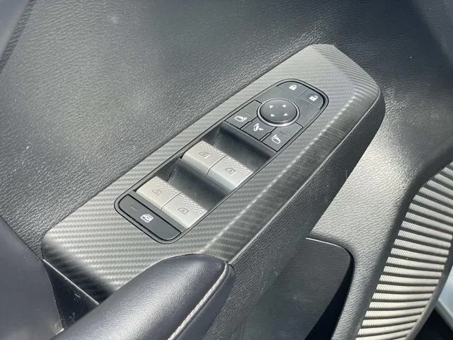 Used 2024  Mitsubishi SE image 18