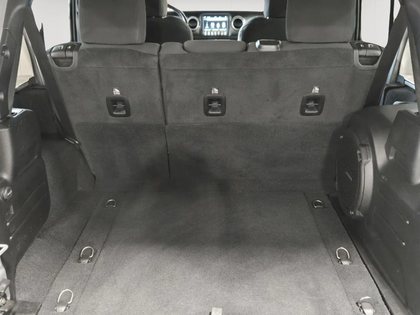 Used 2020 Billet Silver Metallic Jeep Sahara image 35