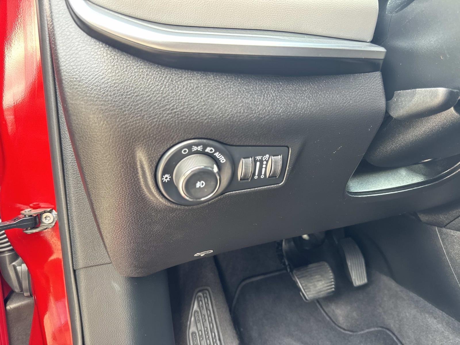 Used 2025 Red Hot Pearlcoat Jeep Limited image 20