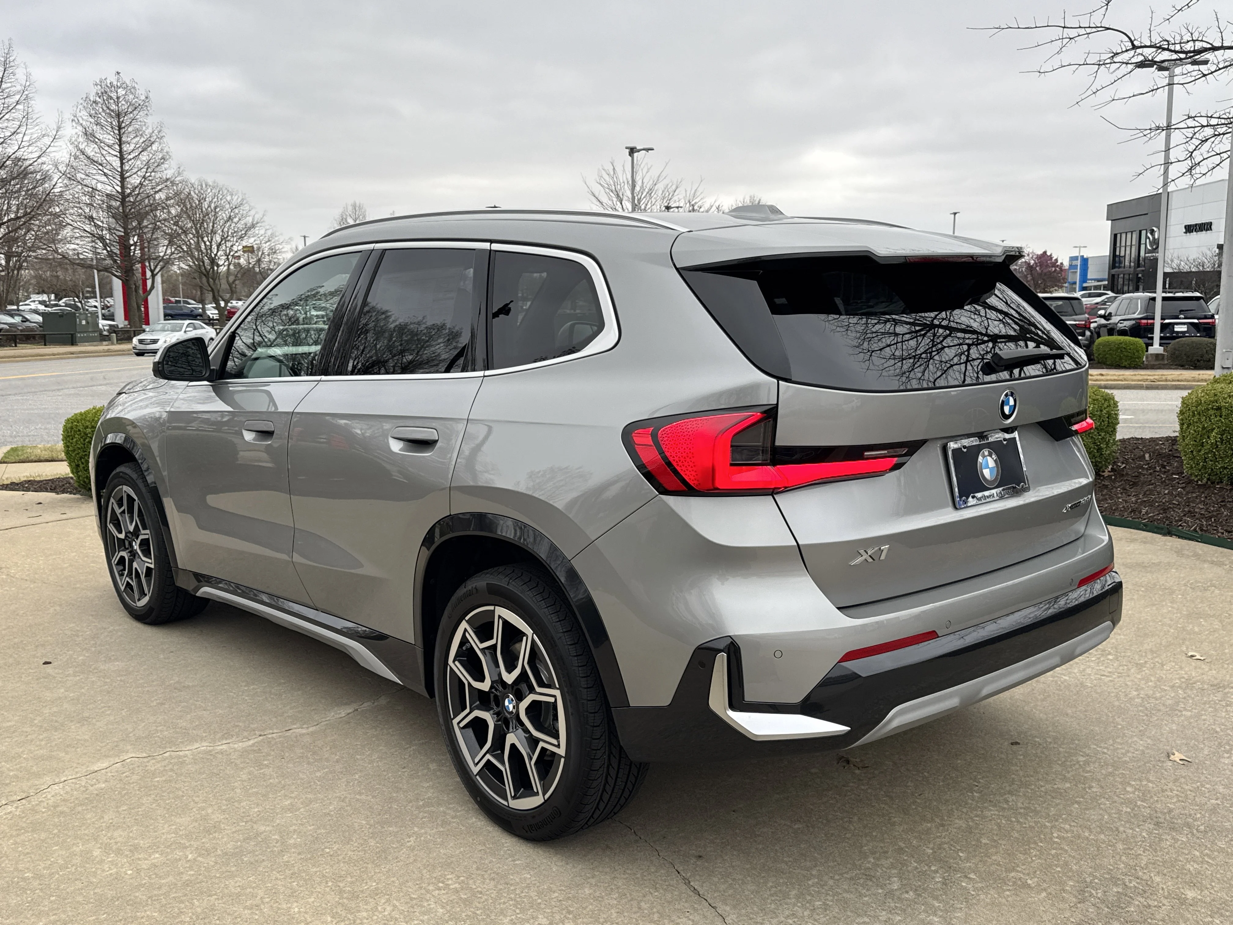 New 2026 SPACE SILVER BMW xDrive28i image 3