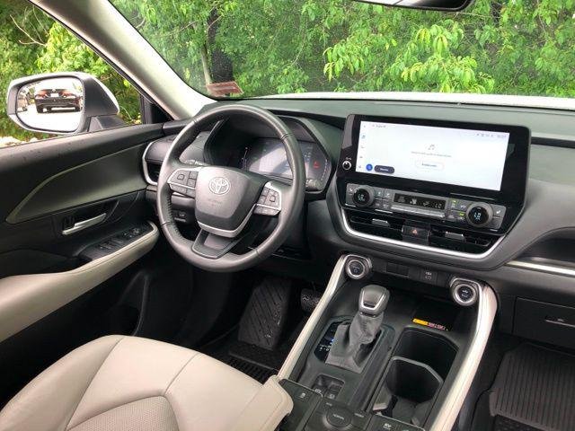 Certified Used 2024 WIND CHILL PEARL Toyota  image 14