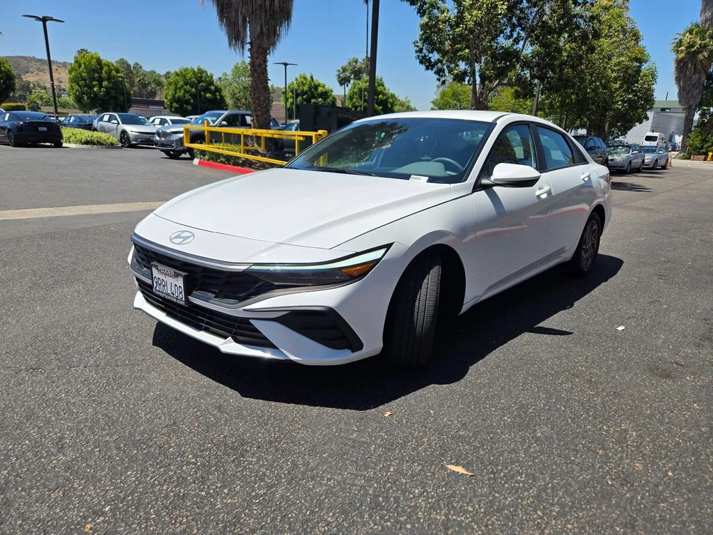 Used 2025 White Hyundai Blue image 3