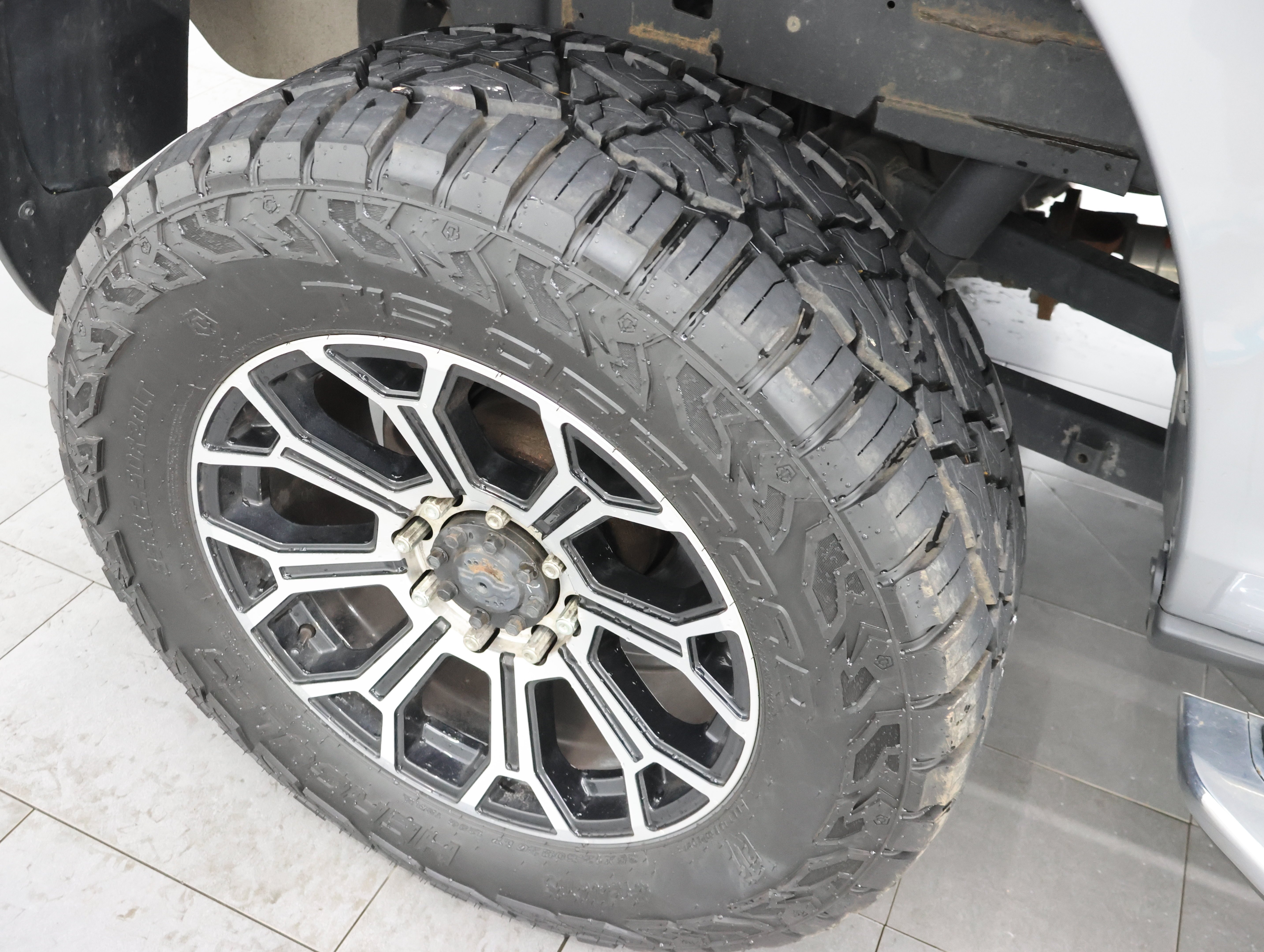 Used 2022 Billet Silver Metallic Clearcoat Ram 4x4 Crew Cab Tradesman: CREW-SHORT-TRADESMAN LVL 2-6.4L V8 HEMI-4WD-20 WHEELS image 3