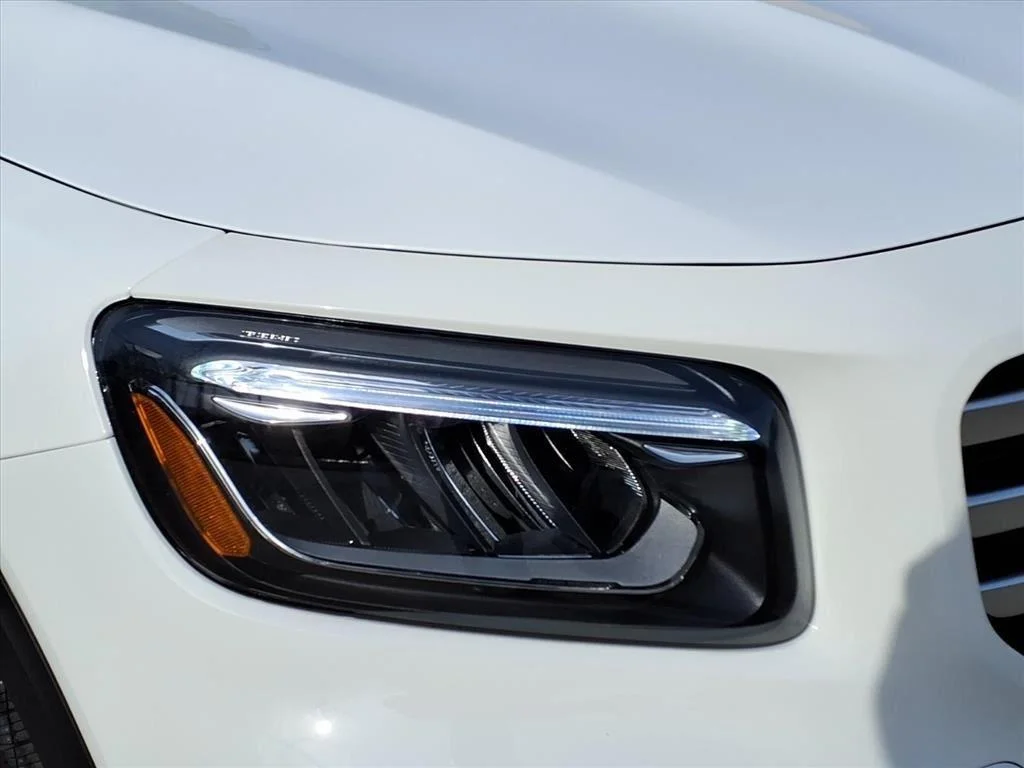 New 2026 Polar White Mercedes-Benz GLB 250 image 2