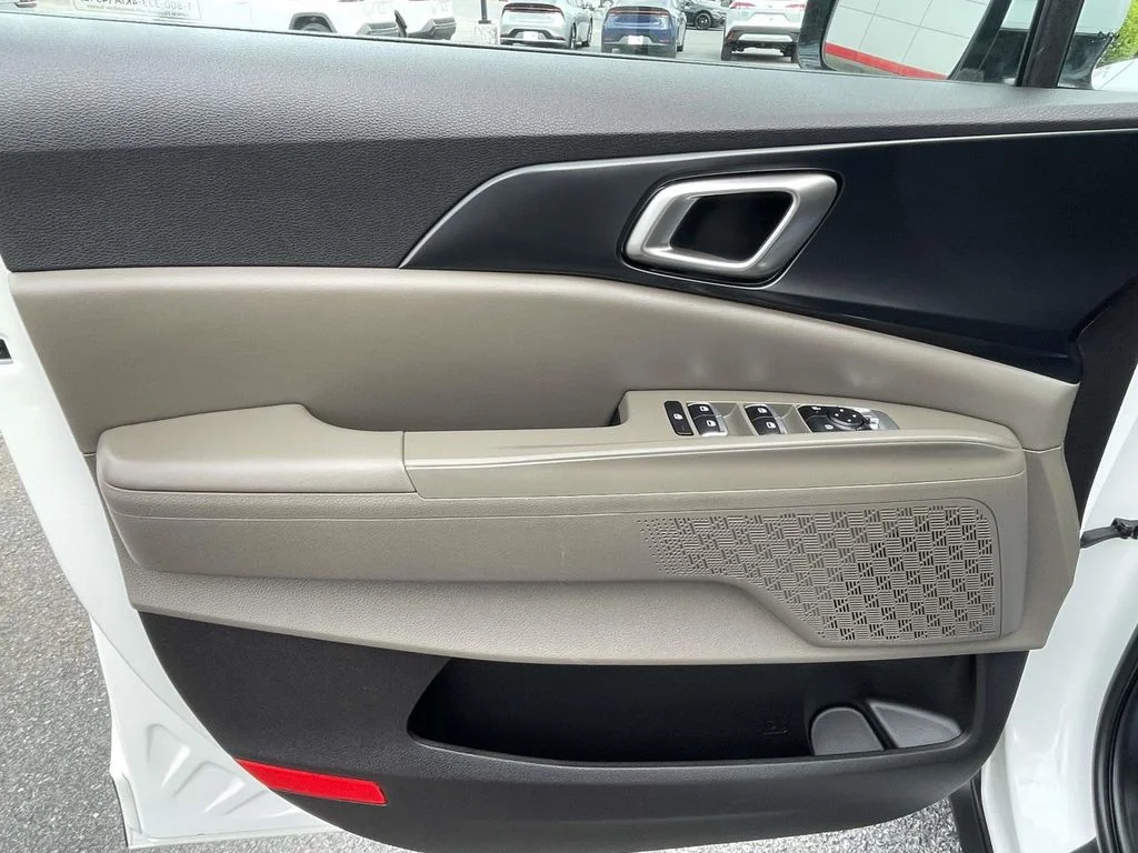 Used 2025 Snow White Pearl Kia LXS image 15