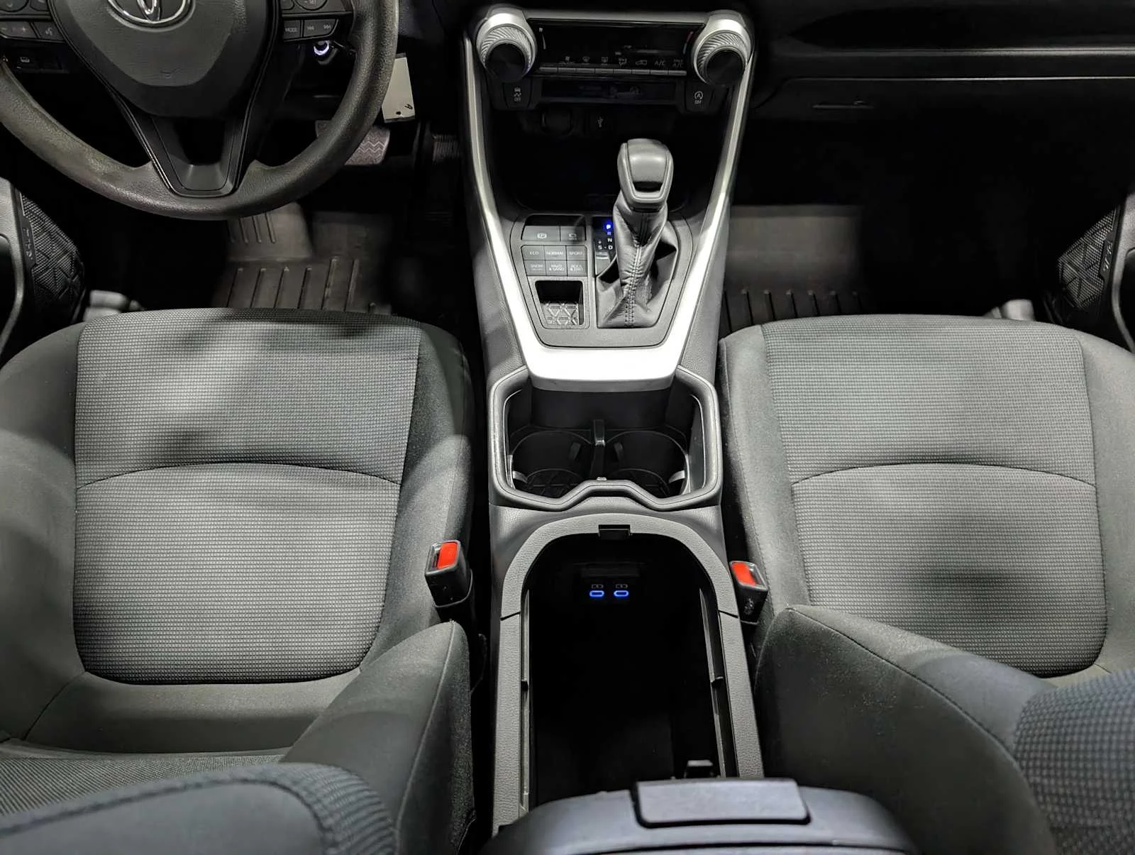 Used 2022 White Toyota LE image 19