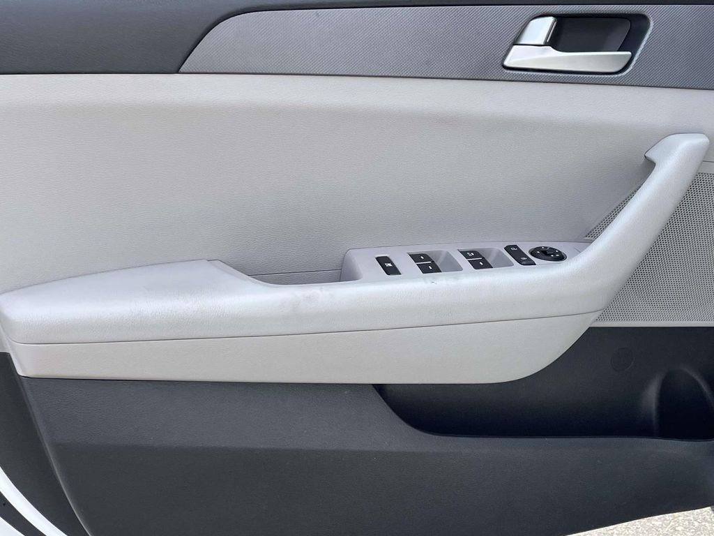 Used 2017 White Hyundai Base image 13