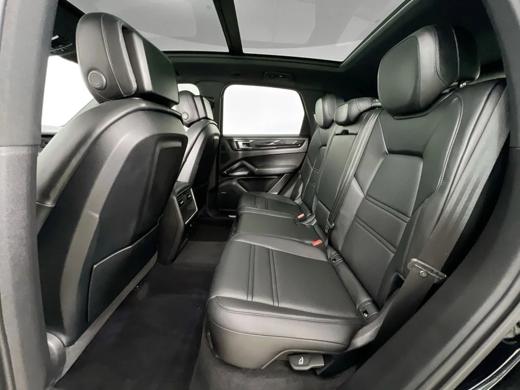 Used 2023  Porsche Base image 26
