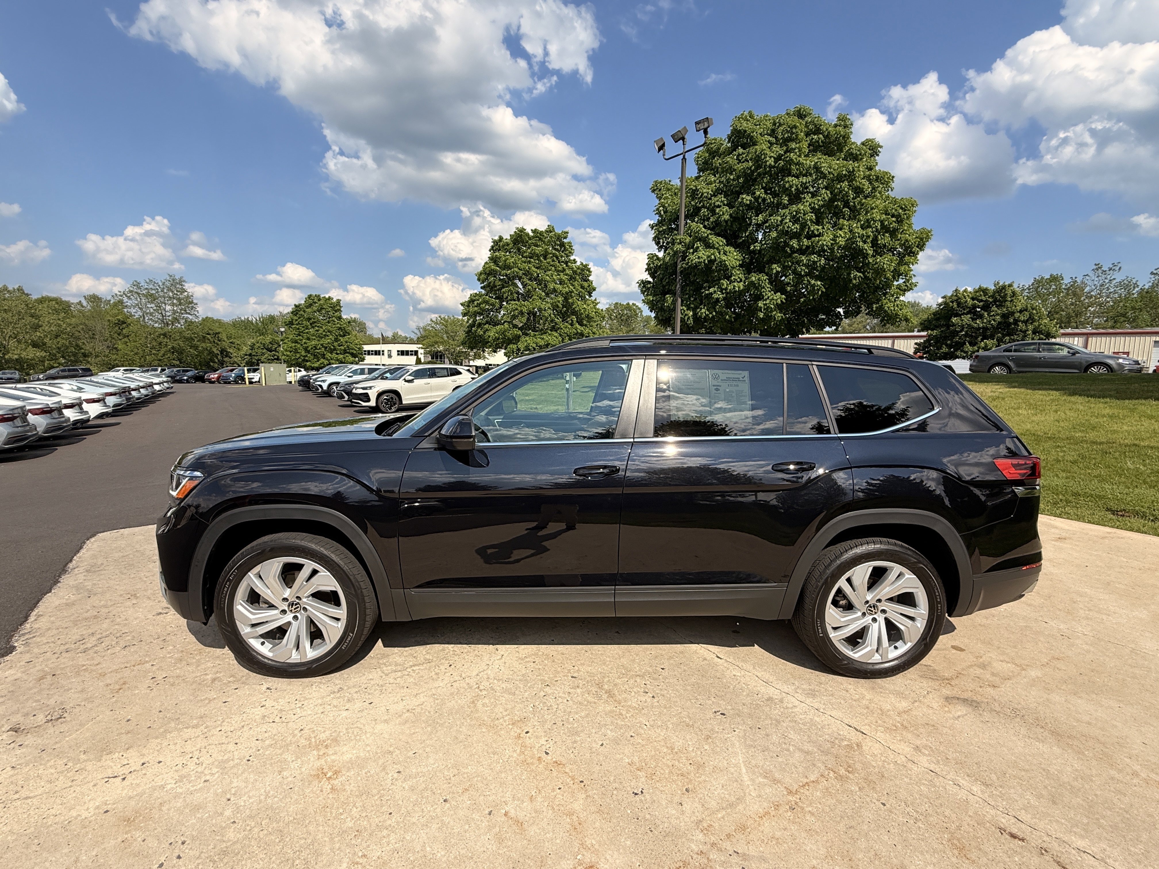Used 2023  Volkswagen 3.6L V6 SE w/Technology image 13