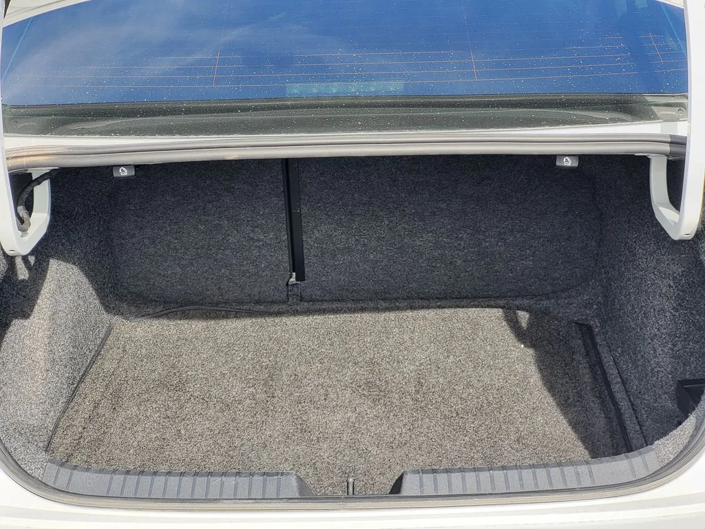 Used 2022 Oryx White Pearl Volkswagen SE w/ Sunroof image 27