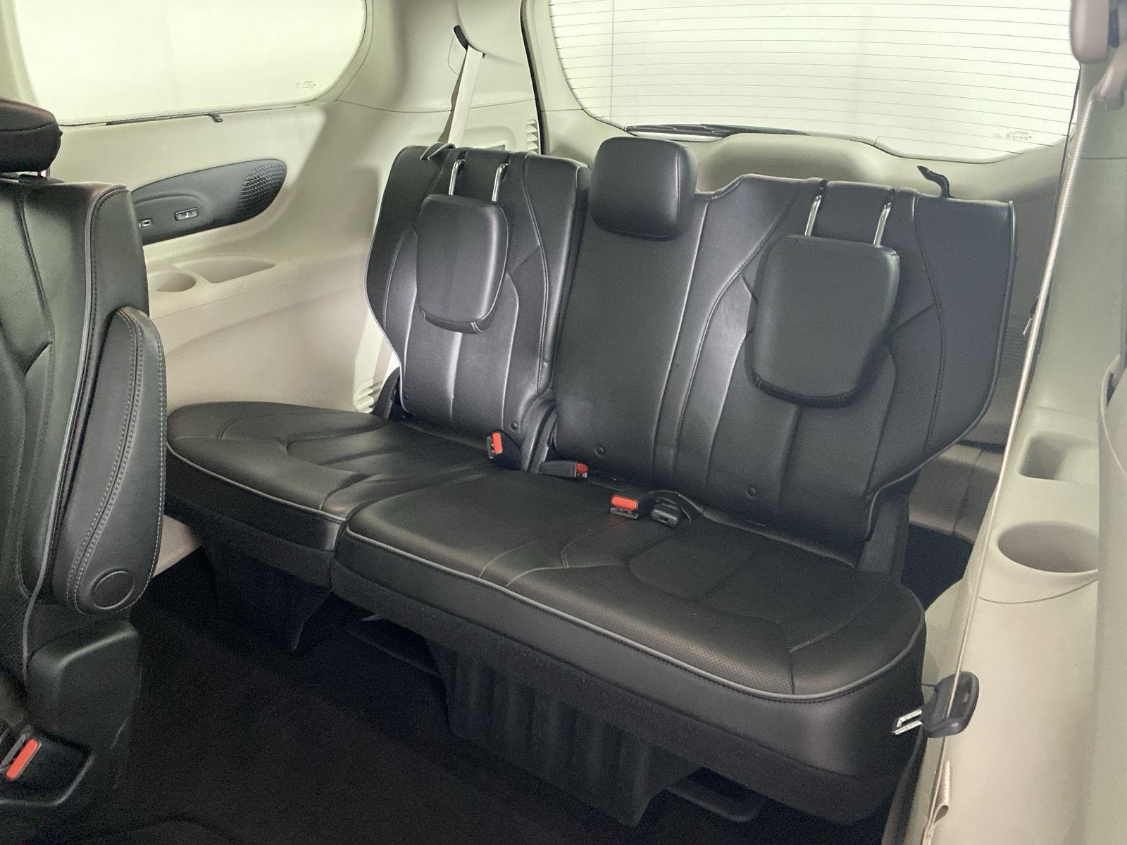 Used 2019 Bright White Clearcoat Chrysler Limited image 12