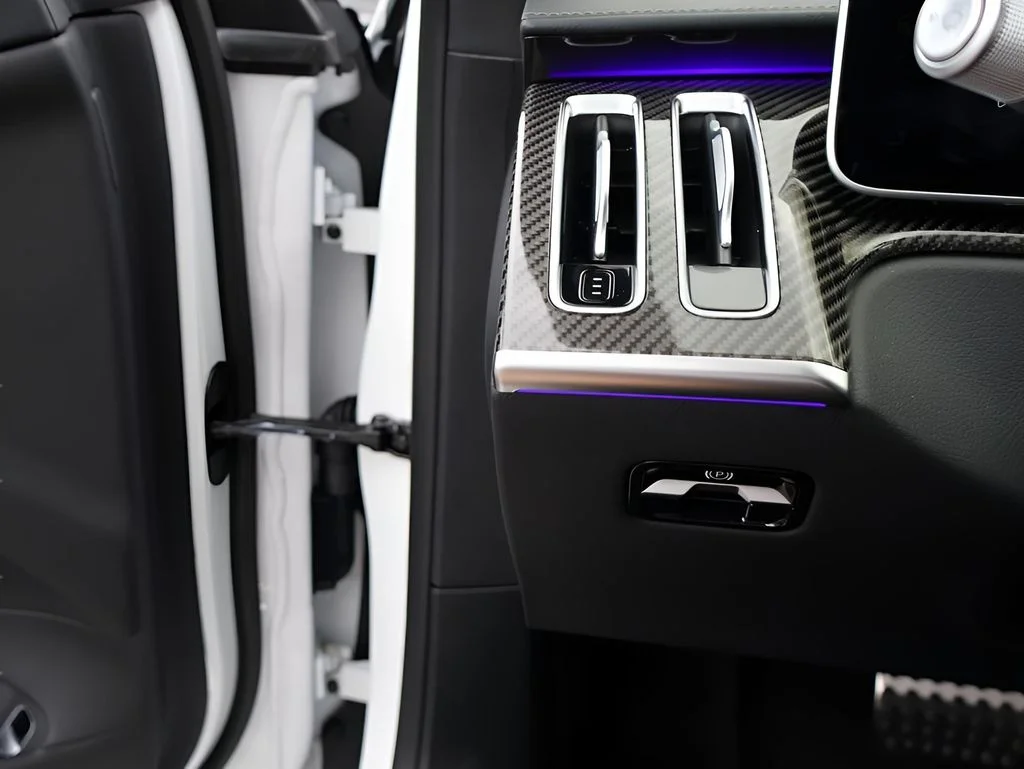 New 2025 MANUFAKTUR Moonlight White Metallic Mercedes-Benz S 63 E AMG® image 39