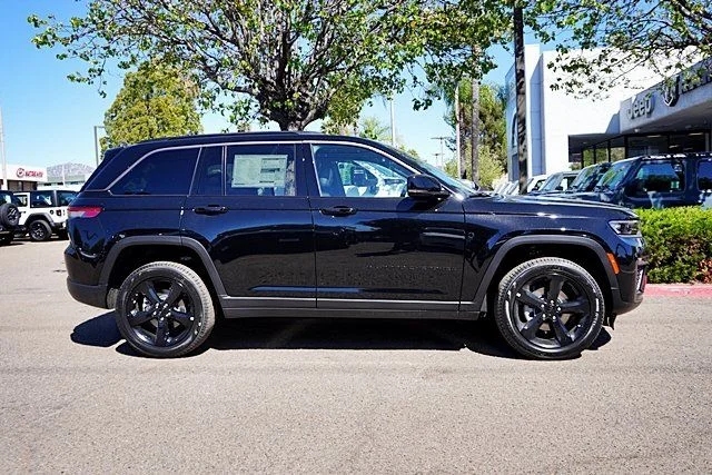 New 2026 Diamond Black Crystal Pearl-Coat Exterior Paint Jeep Limited image 7