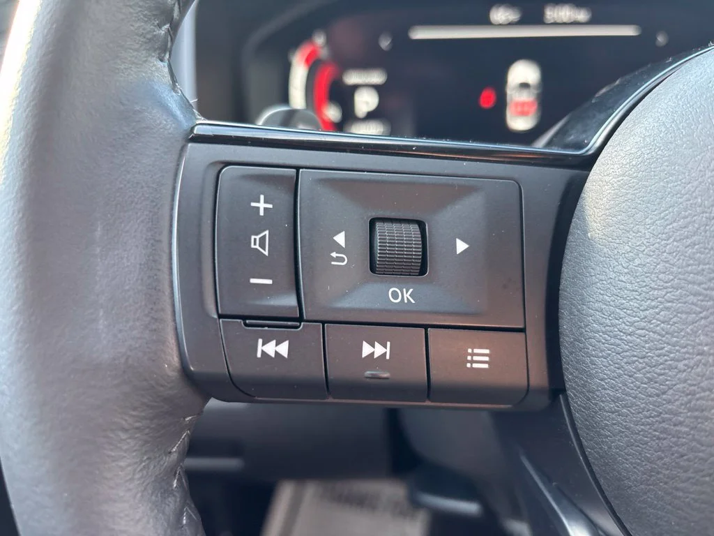 Used 2024 Gray Nissan Platinum image 21