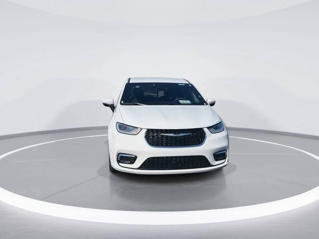 Used 2023 White Chrysler Touring image 3