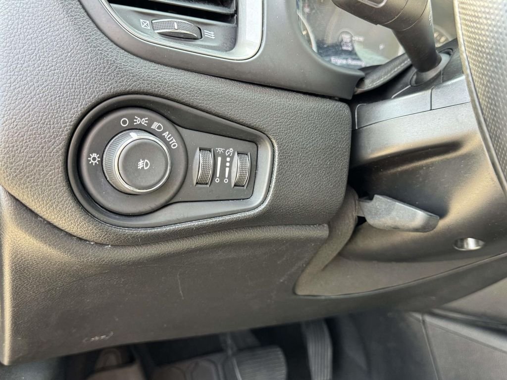 Used 2019 Blue Jeep Limited image 28