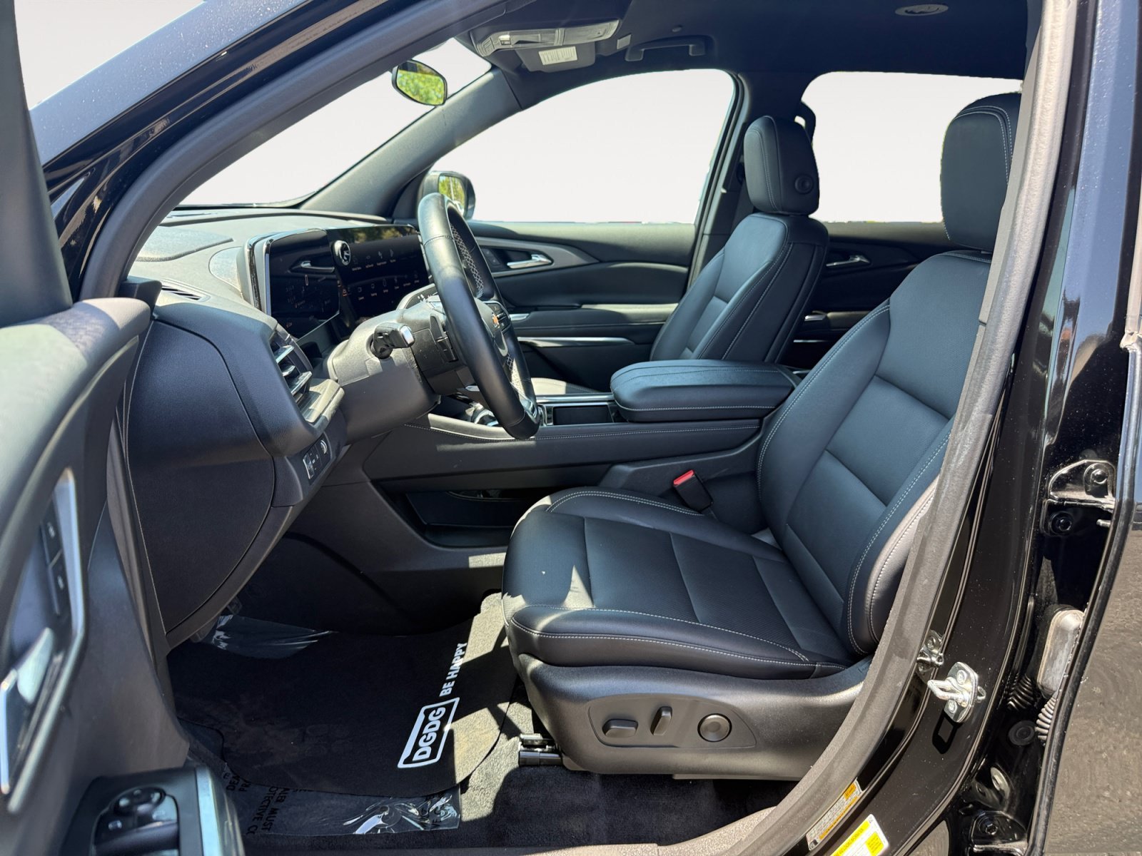Used 2025 Mosaic Black Metallic Chevrolet LT image 10