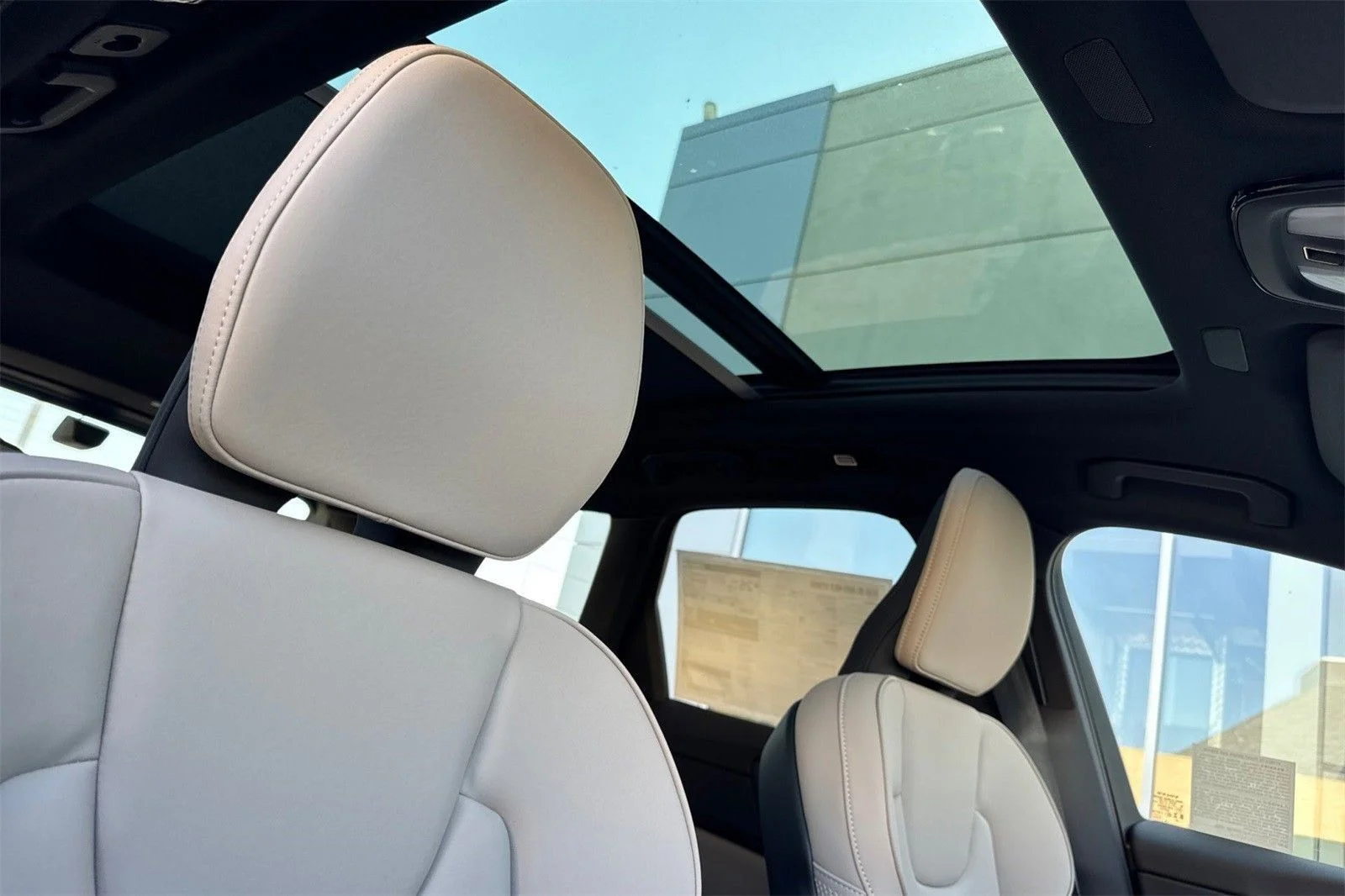 2026 Volvo XC60 Plus - Photo 18