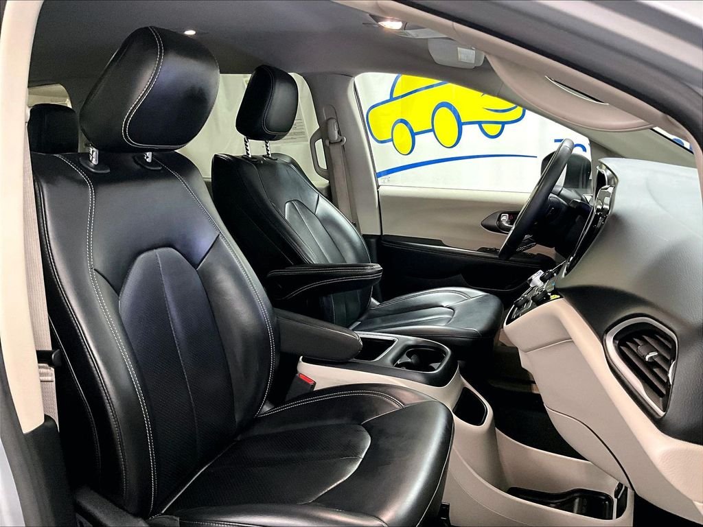 Used 2023 Silver Chrysler Touring L image 11