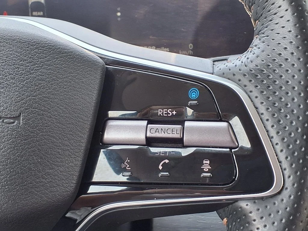 Used 2023 Everest White Pearl Tricoat/Black Diamond Pearl Nissan ENGAGE image 16