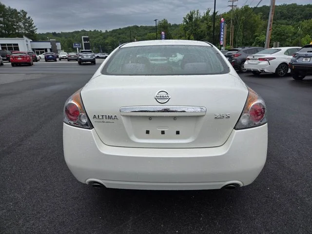 Used 2009 White Nissan 2.5 S image 7