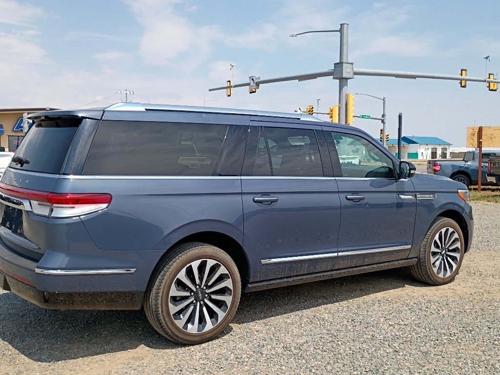 Used 2022 Ocean Drive Blue Metallic Tinted Clearcoat Lincoln Reserve image 7