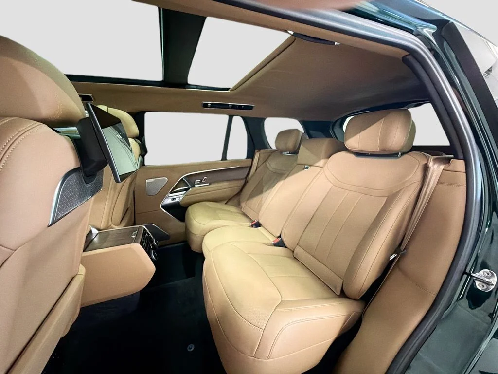 Certified Used 2025 British Racing Green SV Bespoke Ultra Met Gloss Land Rover Autobiography image 25