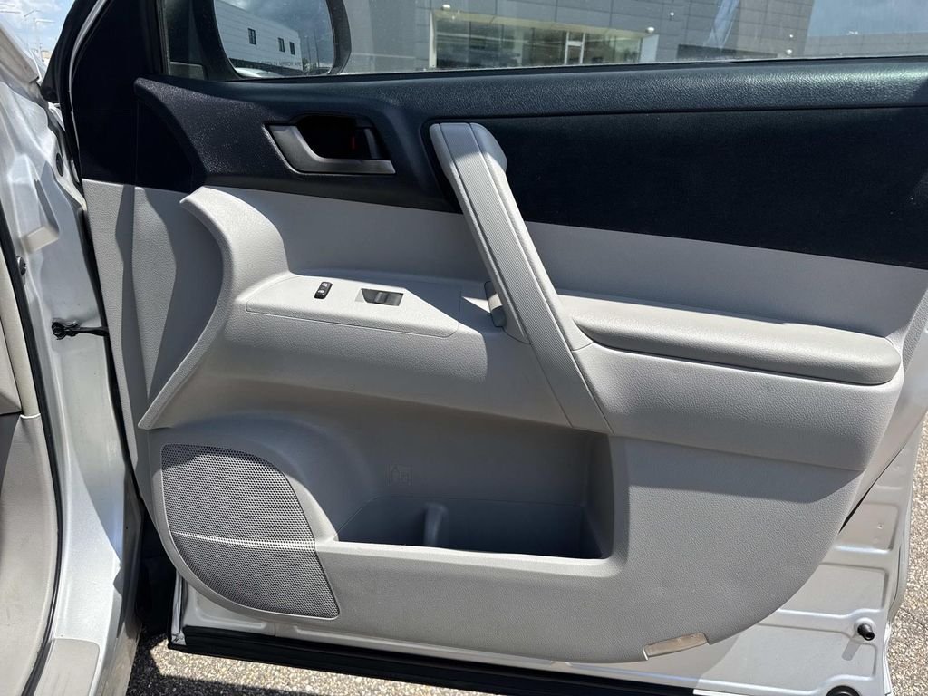 Used 2011 Silver Toyota Base image 13