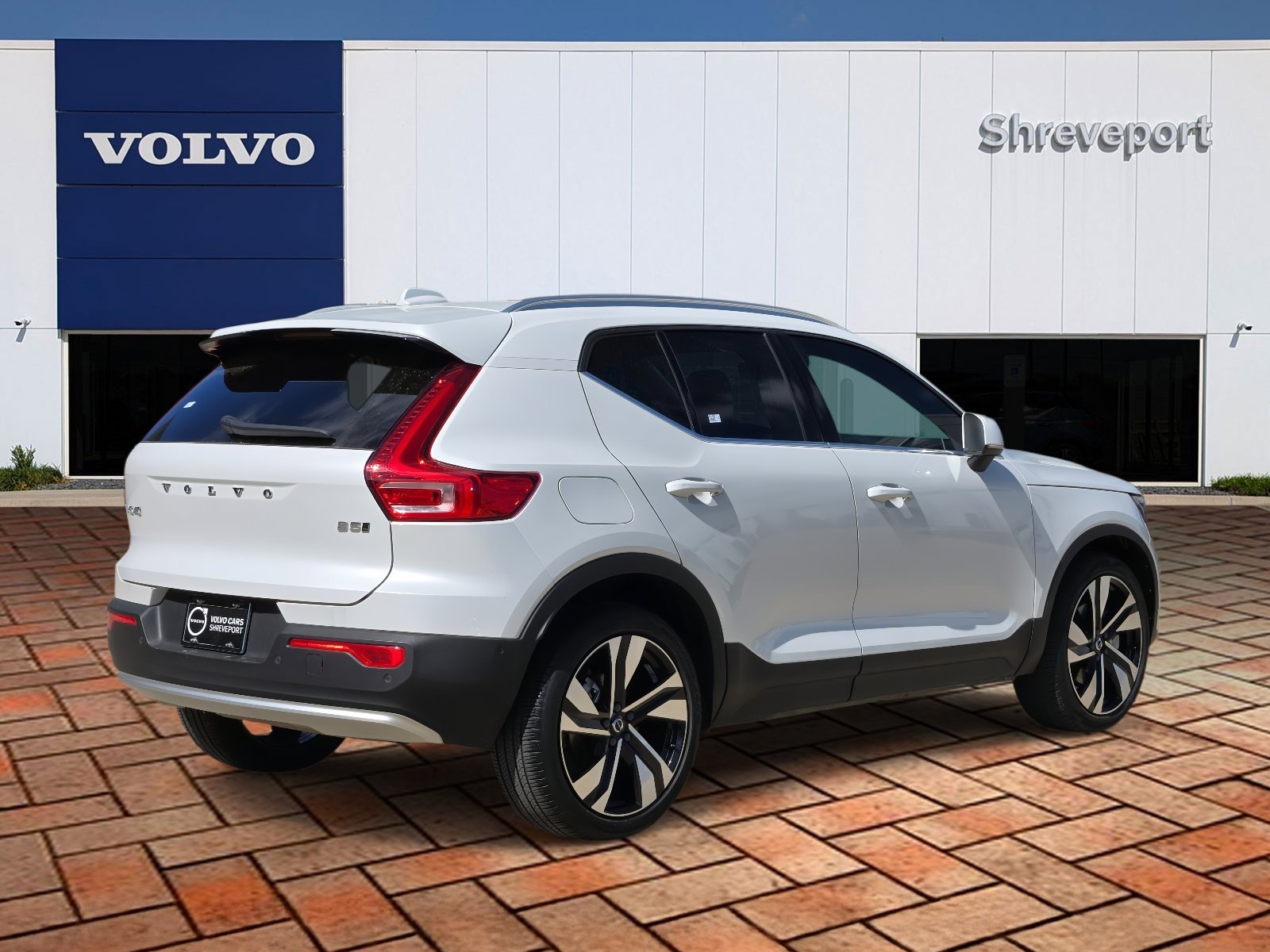 Used 2023 Crystal White Volvo Ultimate Bright Theme image 4