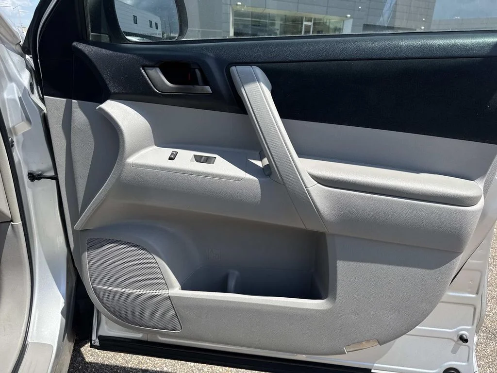 Used 2011 Silver Toyota Base image 13