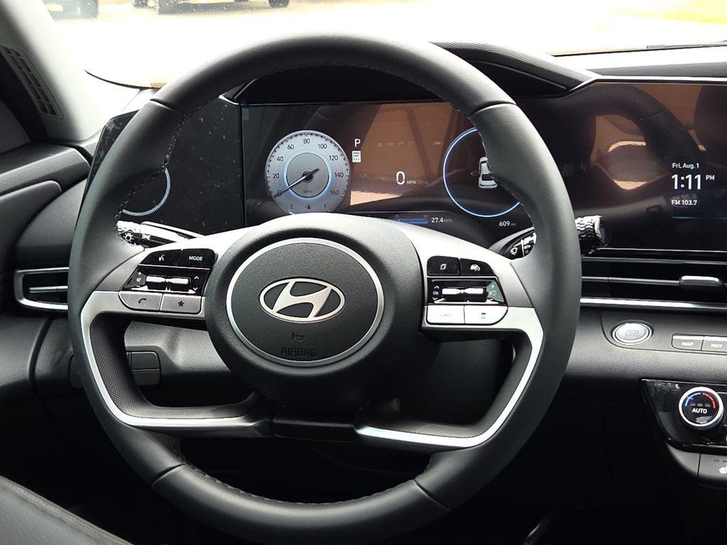 2025 Hyundai Elantra Limited - Photo 12