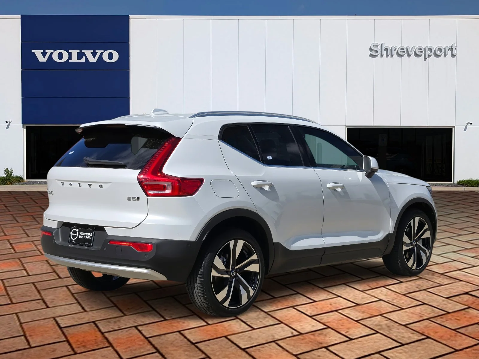 Used 2023 Crystal White Volvo Ultimate Bright Theme image 4