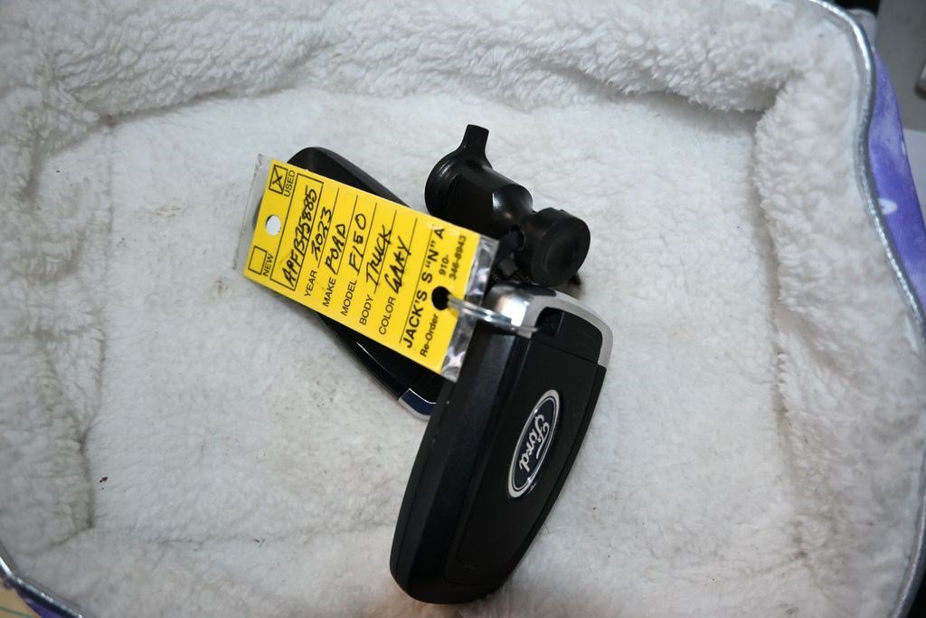 Used 2023 Gray Metallic Ford LARIAT image 23