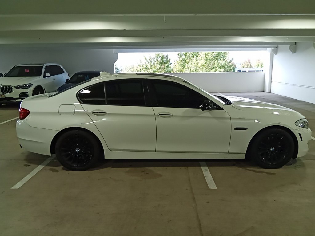 Used 2013 Alpine White BMW 550i image 4
