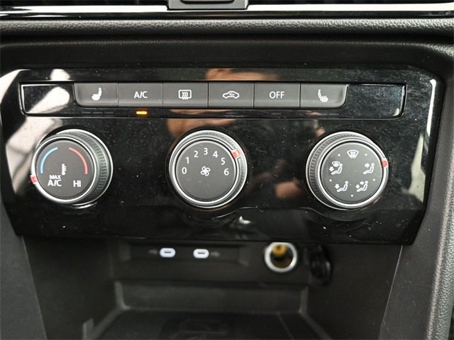 2023 Volkswagen Taos SE photo 3