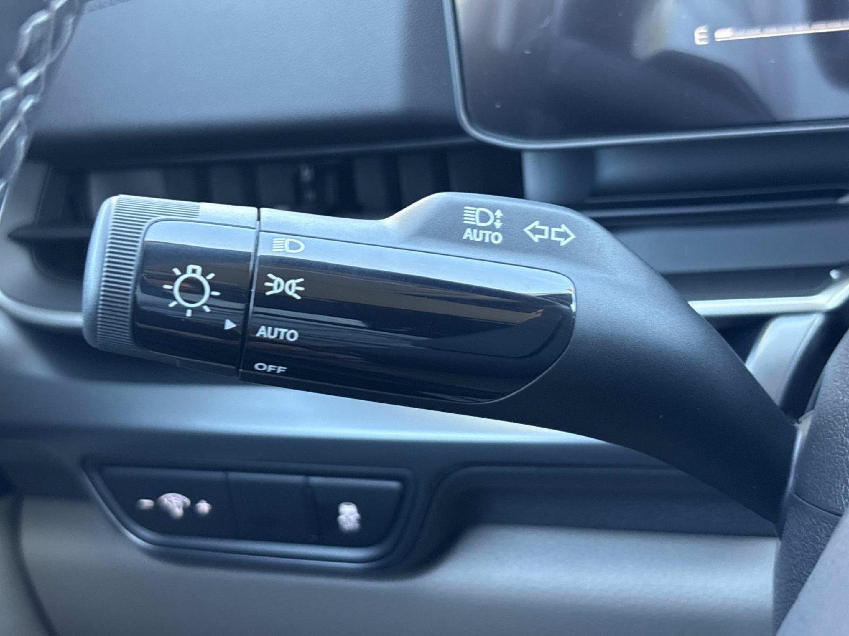 New 2027 Ceramic Silver Kia LXS image 22