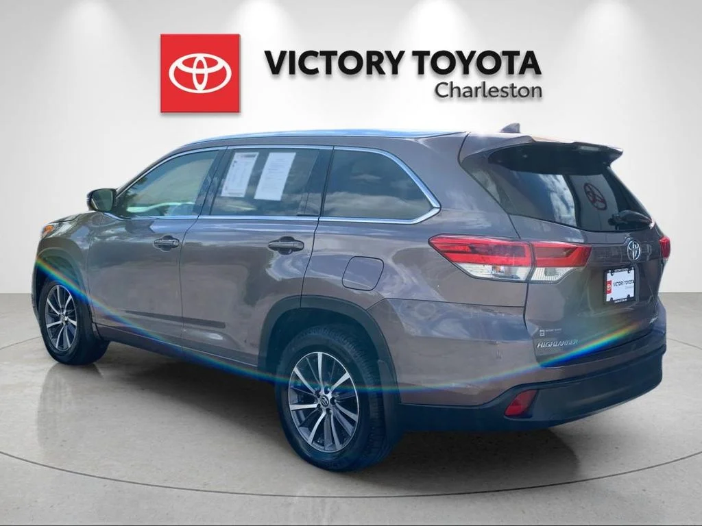 Used 2017 Brown Toyota XLE image 3