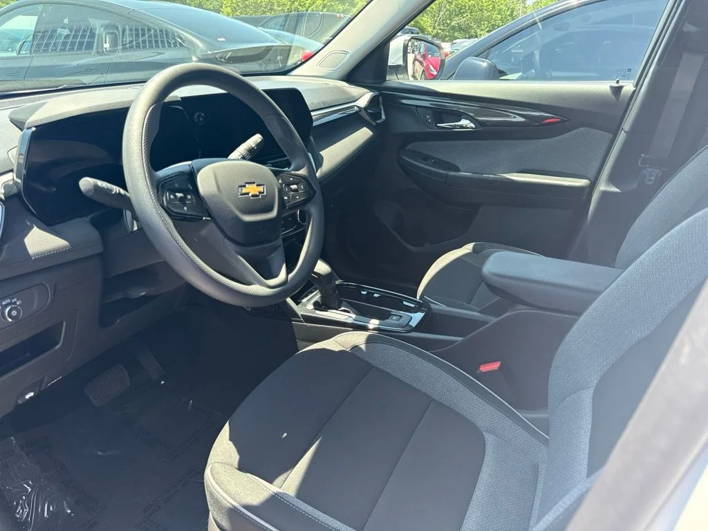 Used 2026 White Chevrolet LT image 3
