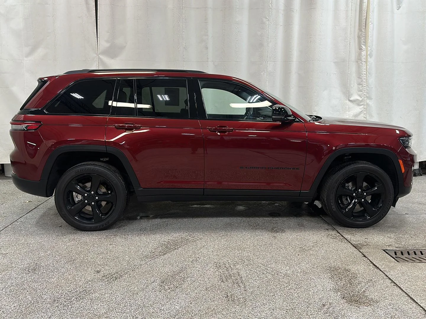 Used 2023 Velvet Red Pearlcoat Jeep Altitude X image 6