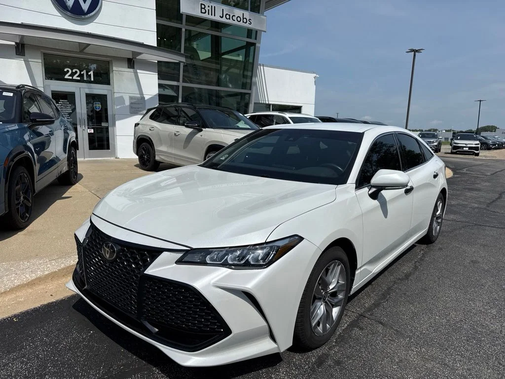 Used 2022 Pearl Toyota XLE image 2