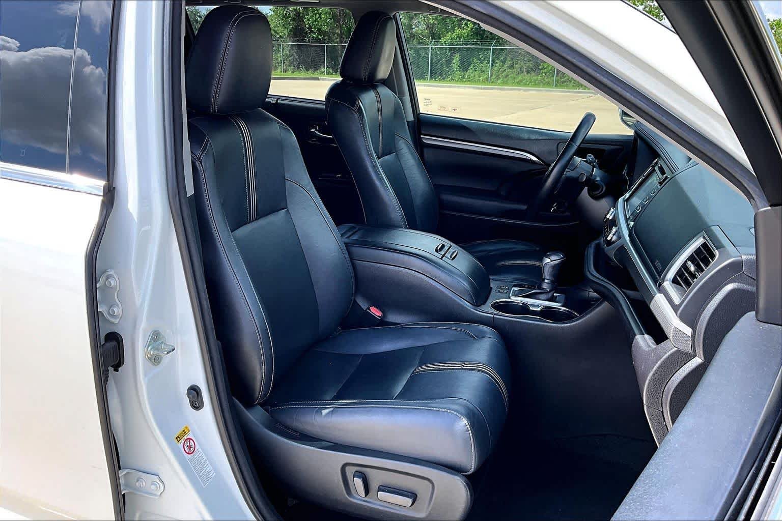 Used 2018 Blizzard Pearl Toyota SE image 13