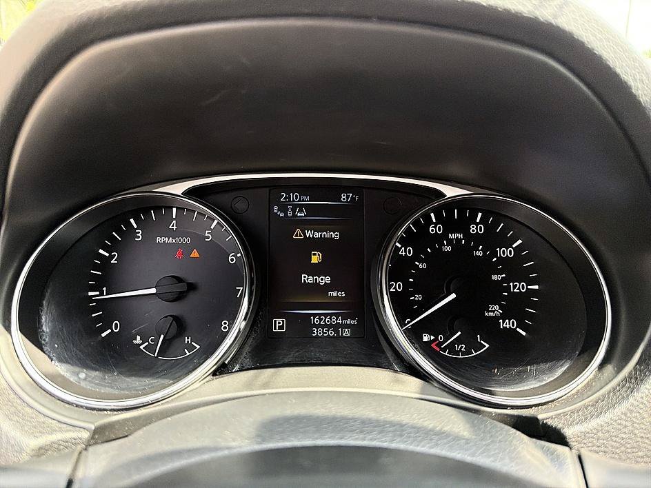 Used 2015 Brilliant Silver Nissan SL image 14