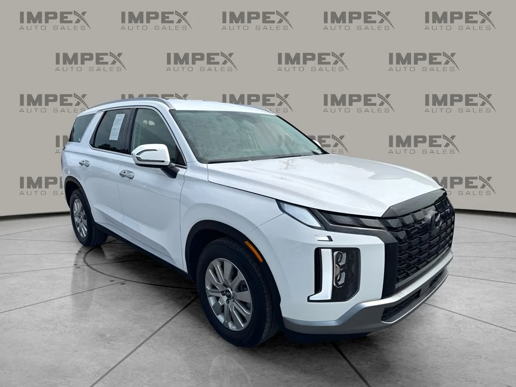 Used 2025 White Hyundai SEL image 4