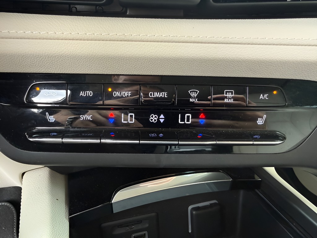 Used 2021 Red Buick Essence image 27