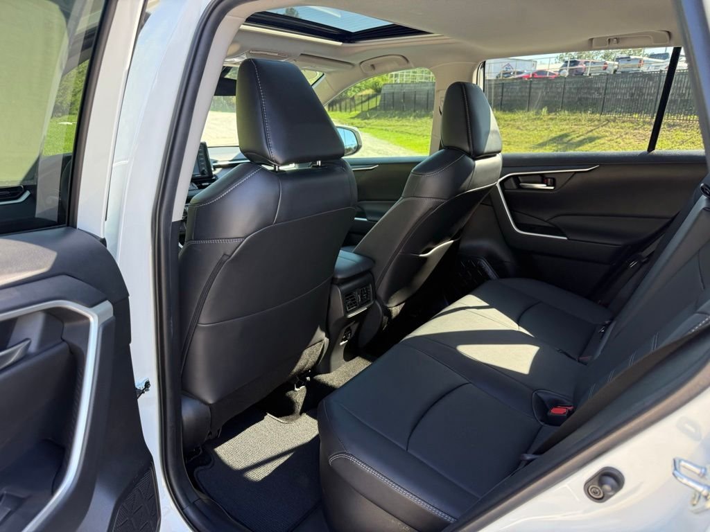 Used 2021 White Toyota XLE Premium image 25