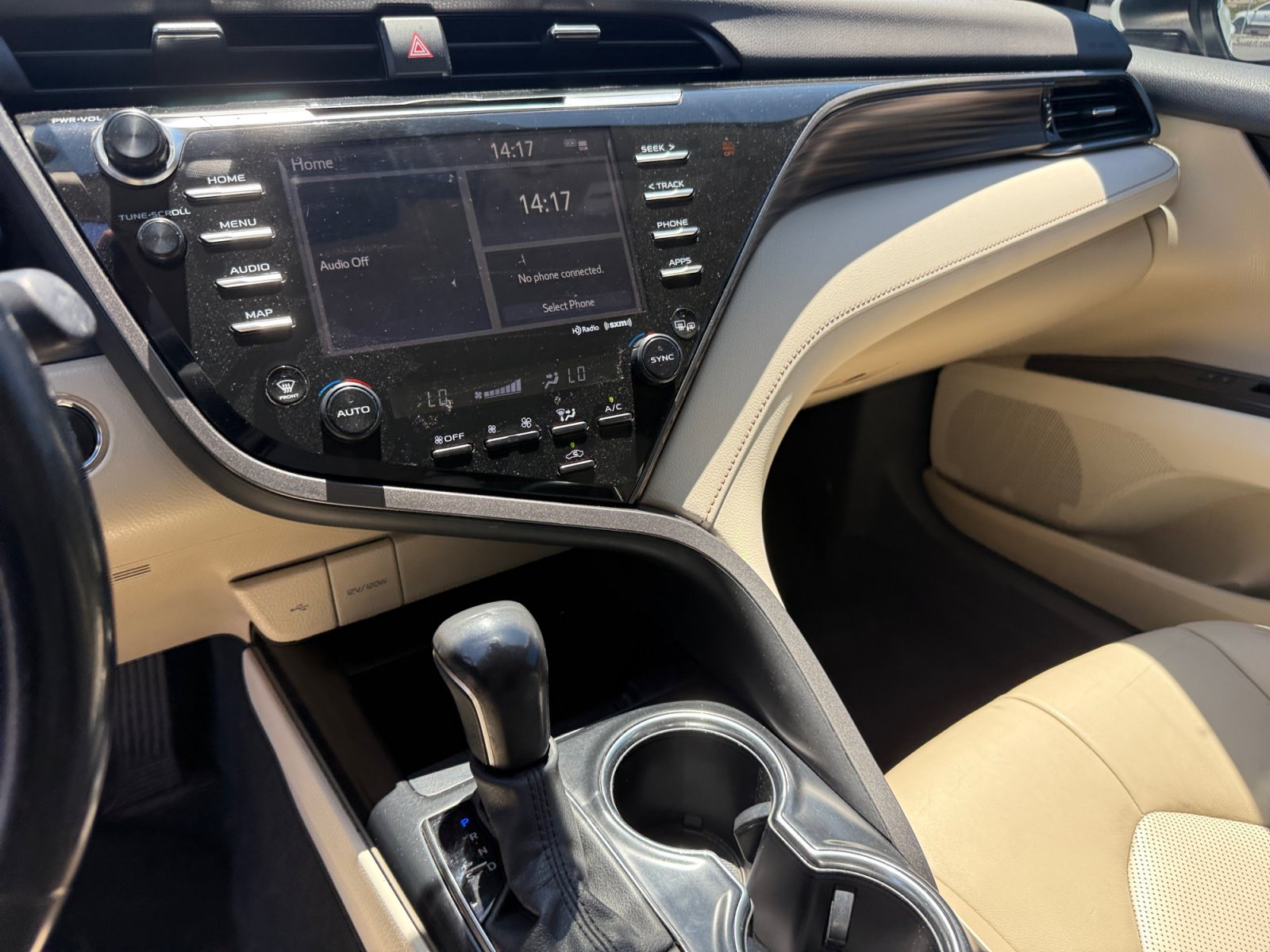Used 2020 Pearl Toyota XLE image 12