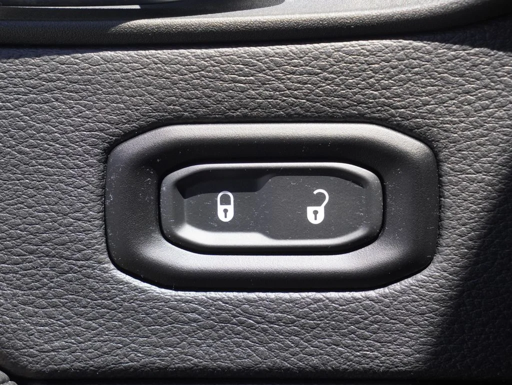 Certified Used 2023 White/off-white Jeep High Altitude image 11